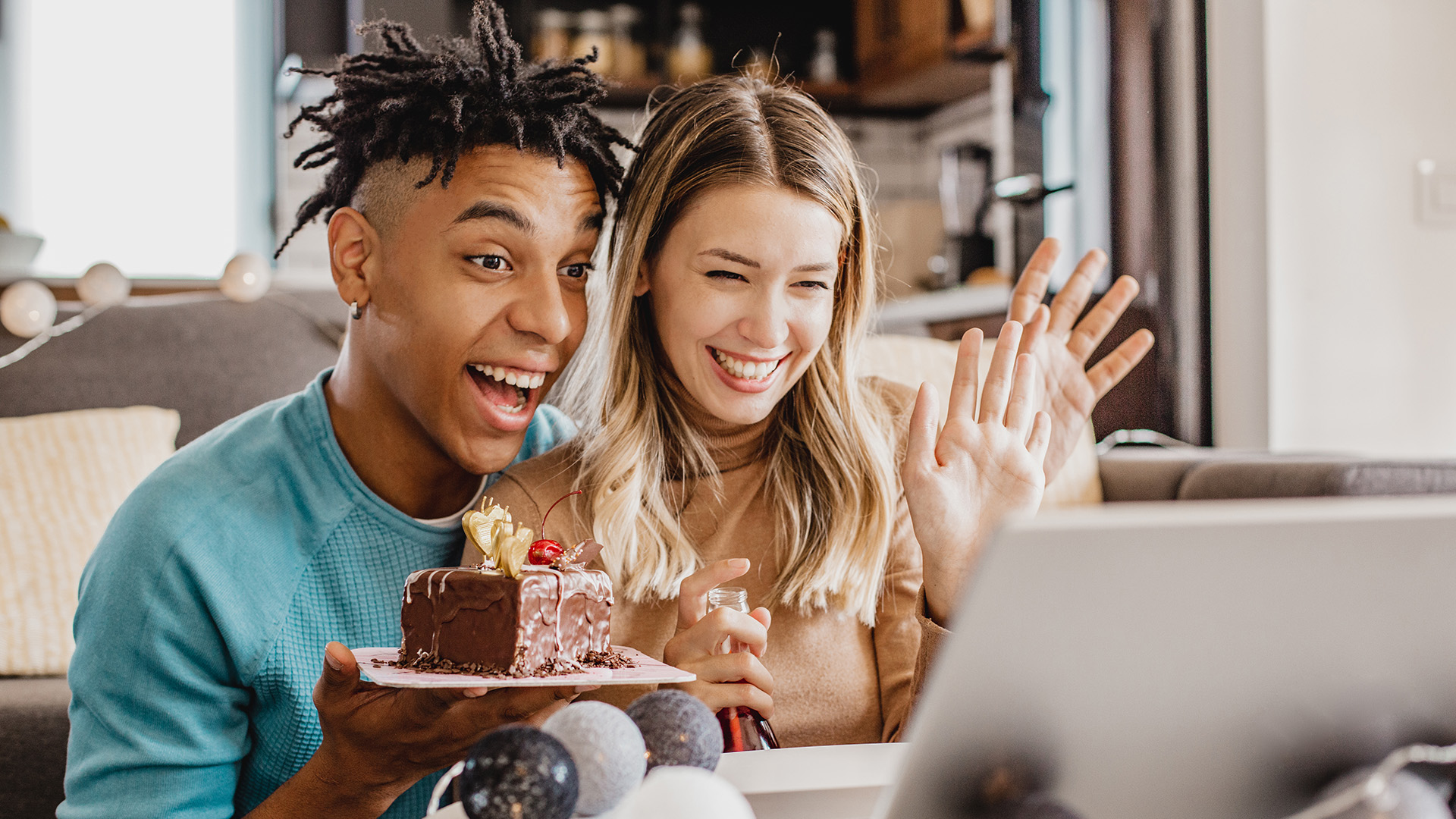 Ungt par firar födelsedag via videosamtal hemma