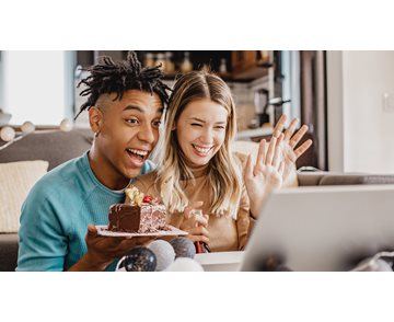 Ungt par firar födelsedag via videosamtal hemma
