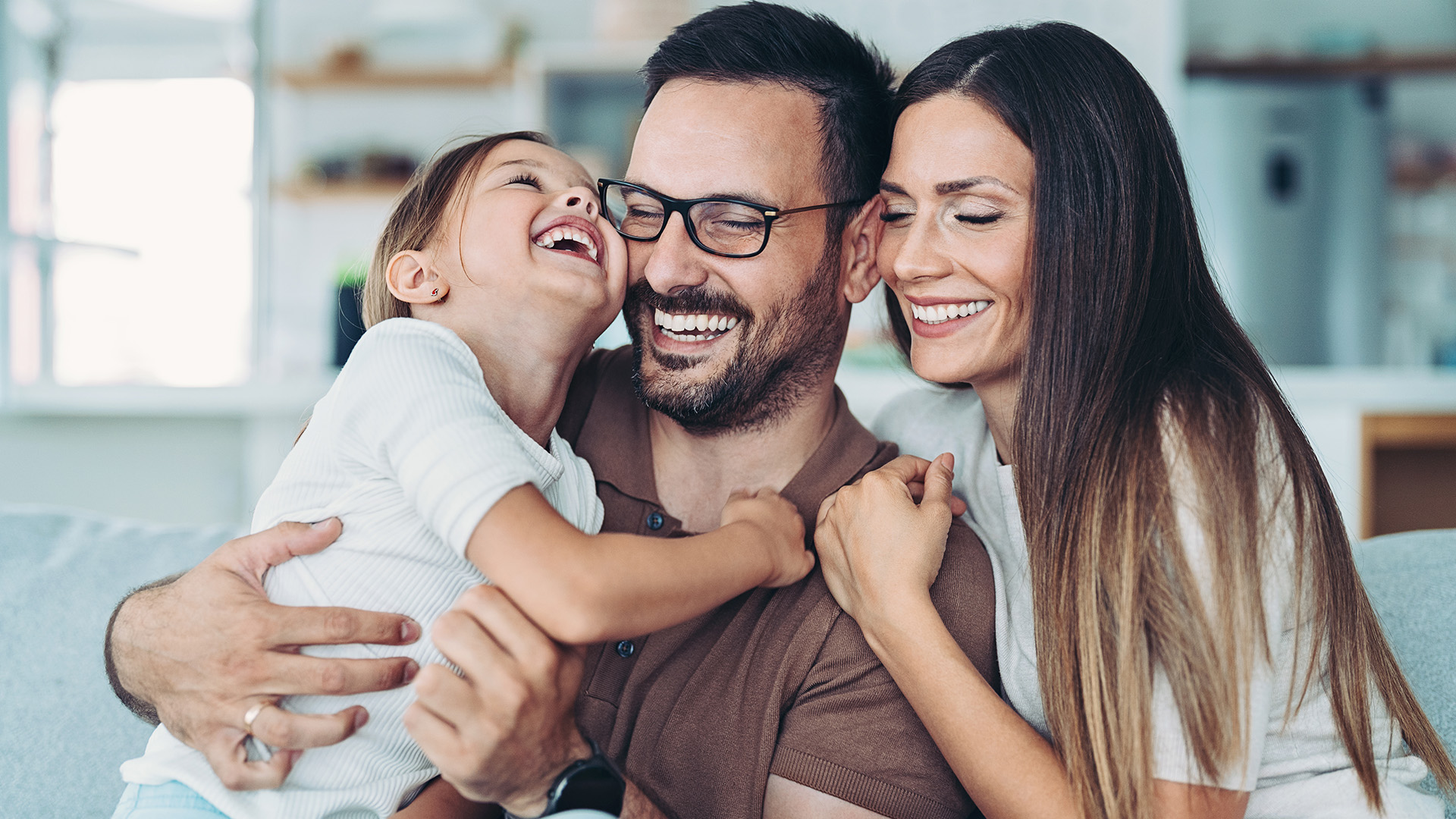 leende far, mor och dotter