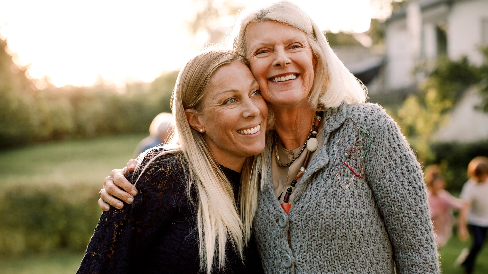 mor och dotter ler och kramar varandra