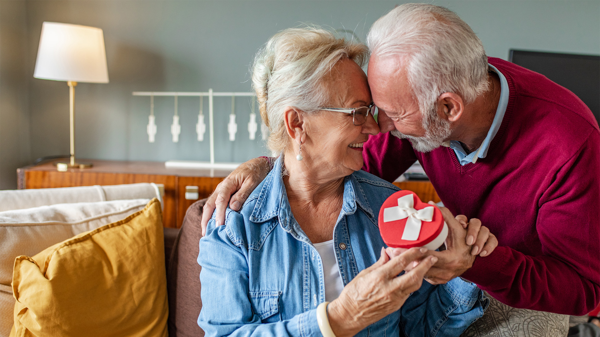 Äldre par med alla hjärtans dag present