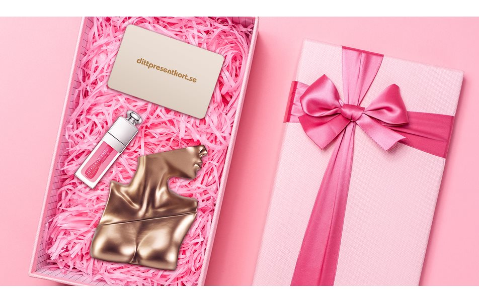 rosa presentask med ditt presentkort, läppglans och parfym