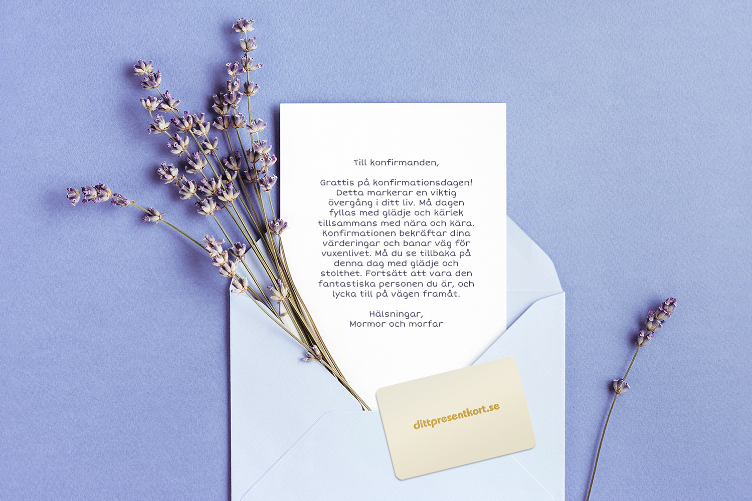 Ett kuvert med en lapp, dittpresentkort och lavendelblommor på.
