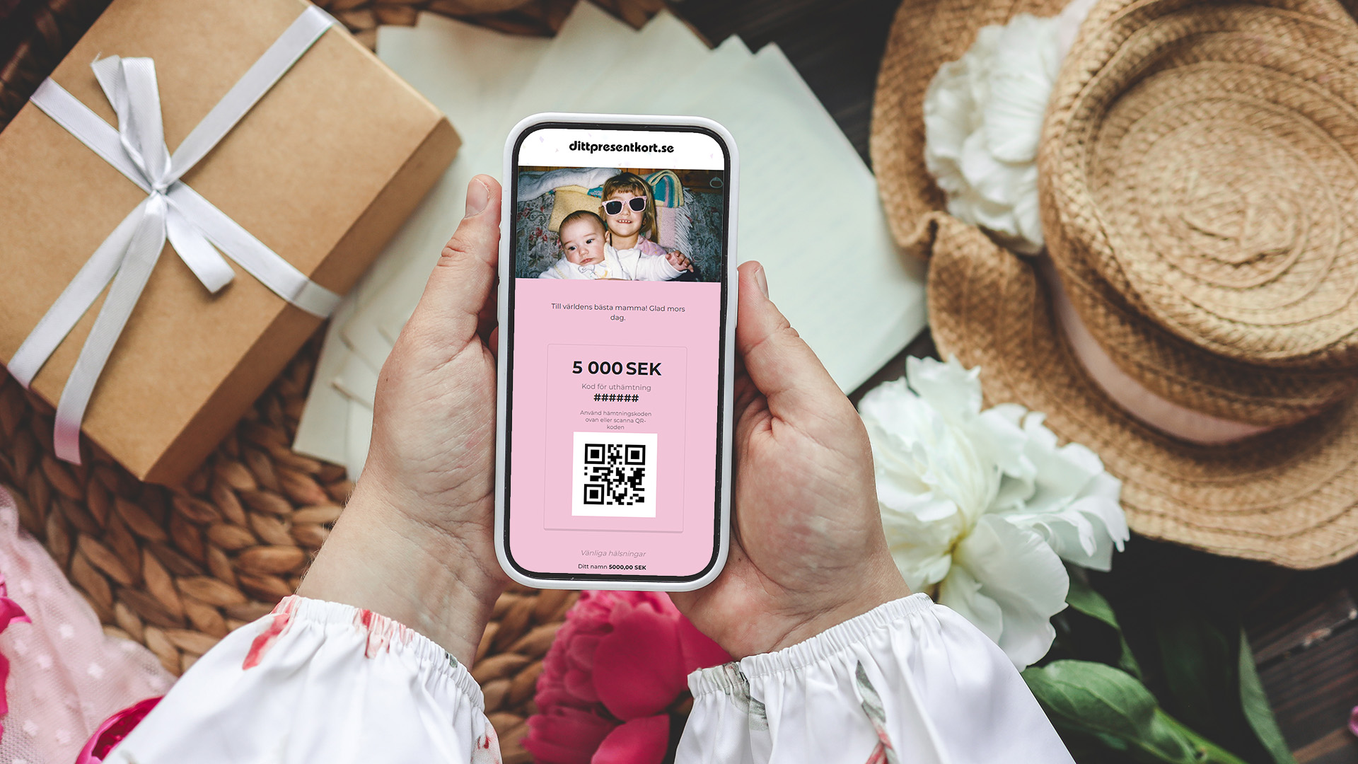 dam som håller kaffekopp och mobiltelefon med dittpresentkor.se