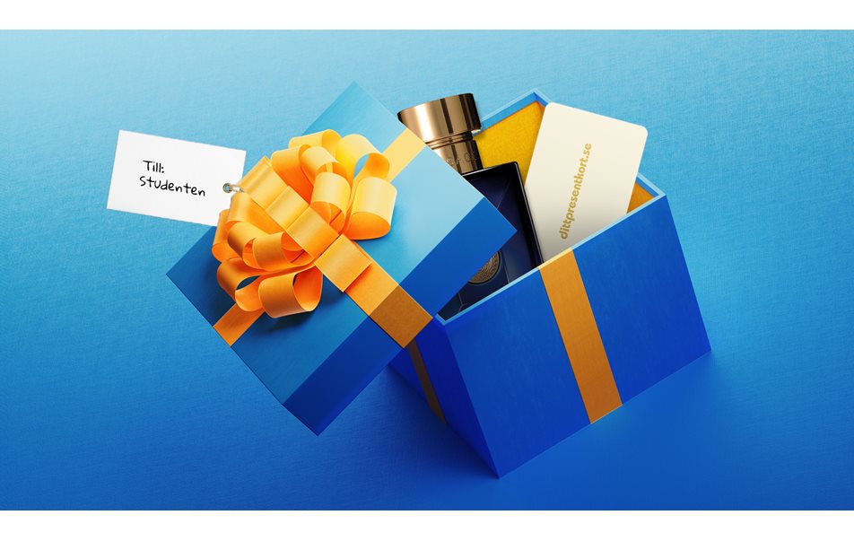 En blå gaveeske med gult bånd, inneholdende parfyme og dittpresentkort
