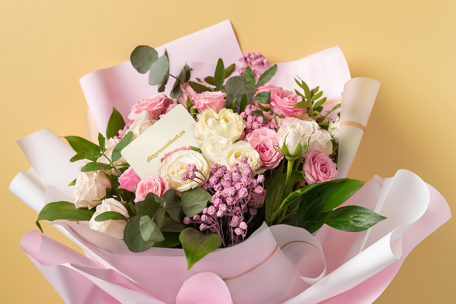 Blombukett med rosor och presentkort från dittpresentkort